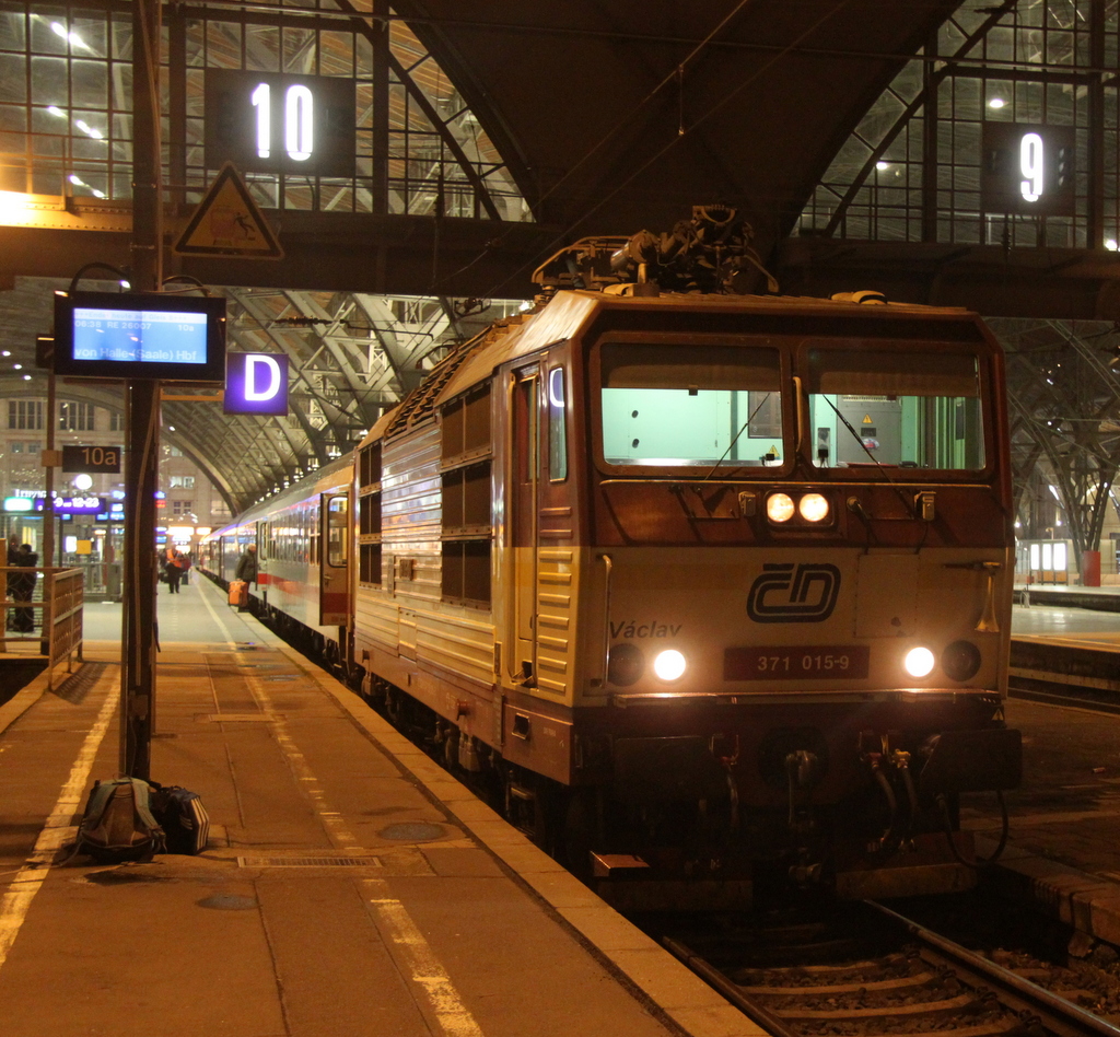 371 015-9 mit CNL 459/IC 61459 von Zürich HB und Erfurt Hbf nach Praha hl.n.kurz vor der Ausfahrt im Leipziger Hbf.24.11.2013