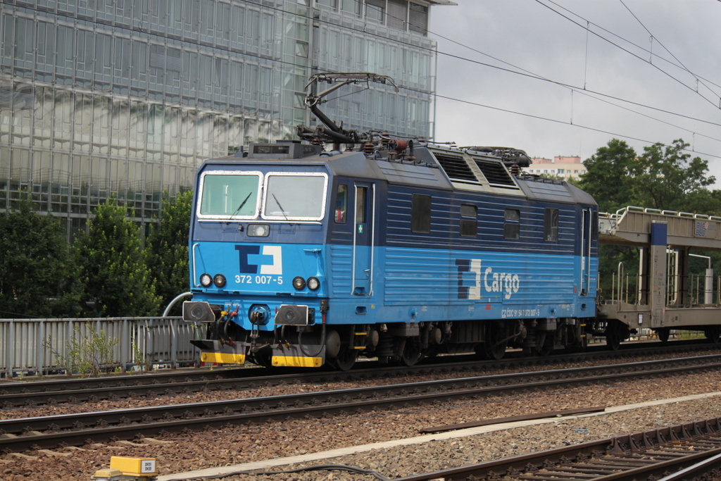 372 007-5 mit leeren Autowagen von Leipzig-Engelsdorf Richtung CZ bei der Durchfahrt im Dresdener Hbf.14.07.2015