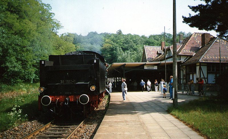 38 1182-5 im Bahnhof Reinhardsbrunn