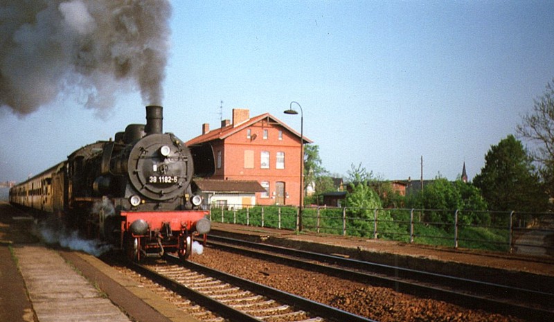 38 1182-5 mit einer Kraftvollen Ausfahrt aus Fr�ttst�dt Richtung Gotha im Jahr 1993