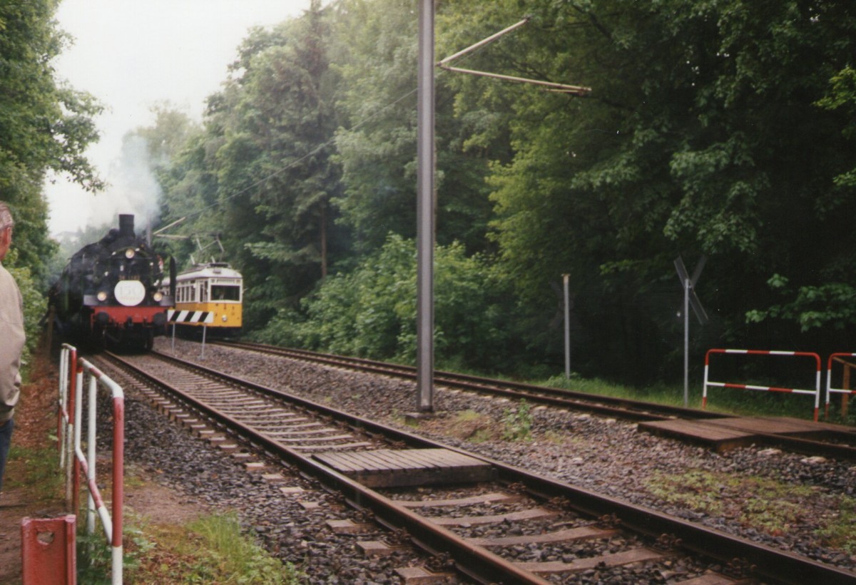 38 1182 und eine Straßenbahn im Wettrennen zwischen Rheinhardsbrunn und Schnepfenthal