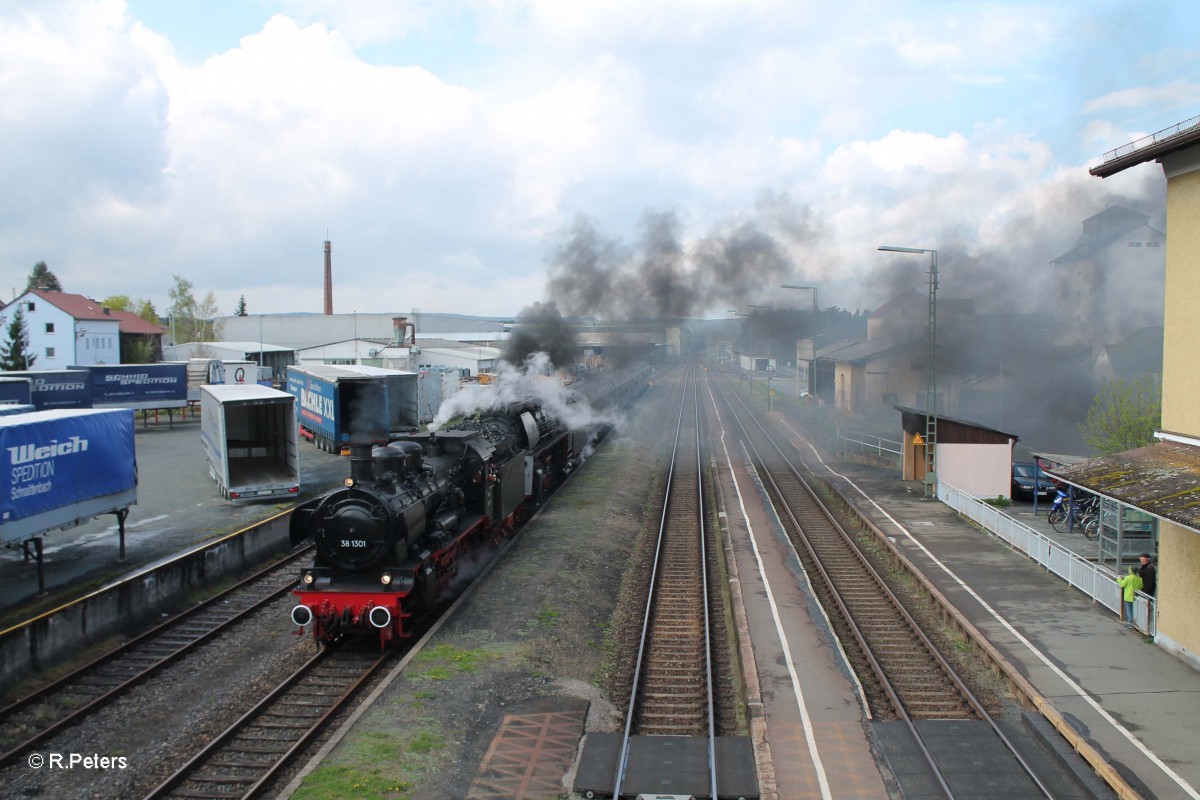 38 1301 und 01 509 erreichen mit dem DPE 24589 Dresden - Passau bei Wernberg-Köblitz. 14.04.14