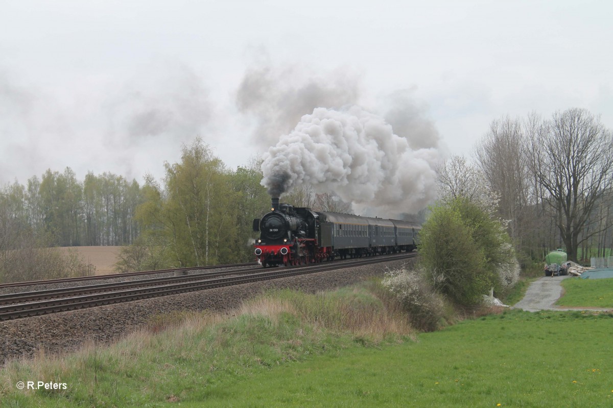 38 1301 beschleunigt ihren Sonderzug aus Linz nach Dresden bei Schönfeld zu Wiesau. 11.04.14