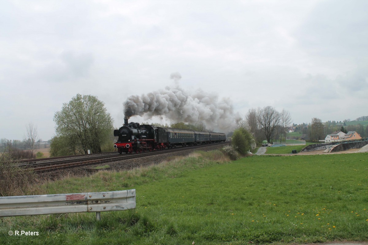 38 1301 beschleunigt ihren Sonderzug aus Linz nach Dresden bei Schönfeld zu Wiesau. 11.04.14