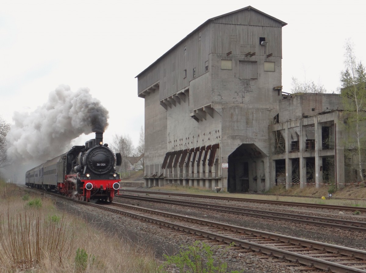 38 1301 brachte heute einen Sonderzug von Linz nach Hof Hbf. Von dort ging es dann mit 01 533 weiter zum Dresdner Dampfloktreffen. Hier zusehen am 11.04.14 in Pechbrunn.