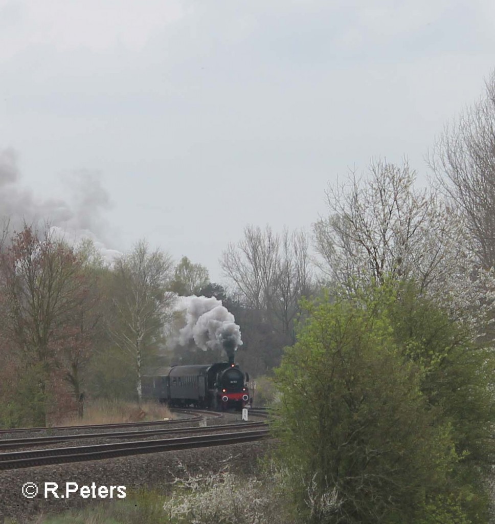 38 1301 verlässt Wiesau mit einemSonderzug aus Linz/Passau nach Dresden. 11.04.14