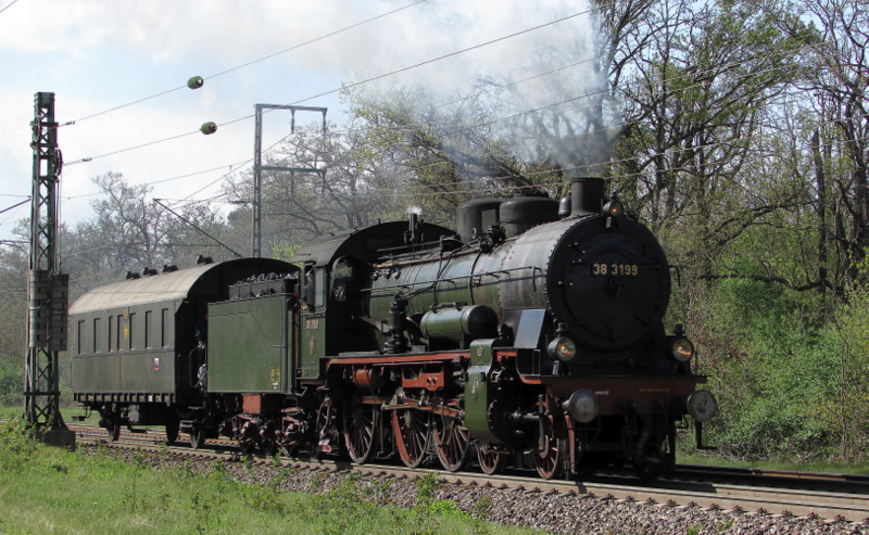 38 3199 des Süddeutschen Eisenbahnmuseum Heilbronn kurz vor der Stockschneise zwischen Weiterstadt und Darmstadt am 14.Apr.2014