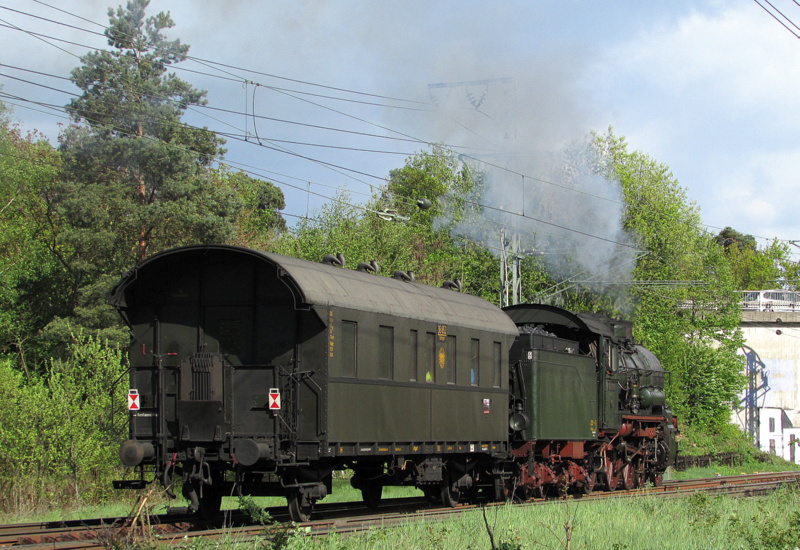 38 3199 des Süddeutschen Eisenbahnmuseum Heilbronn mit ihrem zweiachser auf dem Weg nach Heilbronn.Hier zwischen Weiterstadt und Darmstadt am 14.Apr.2014