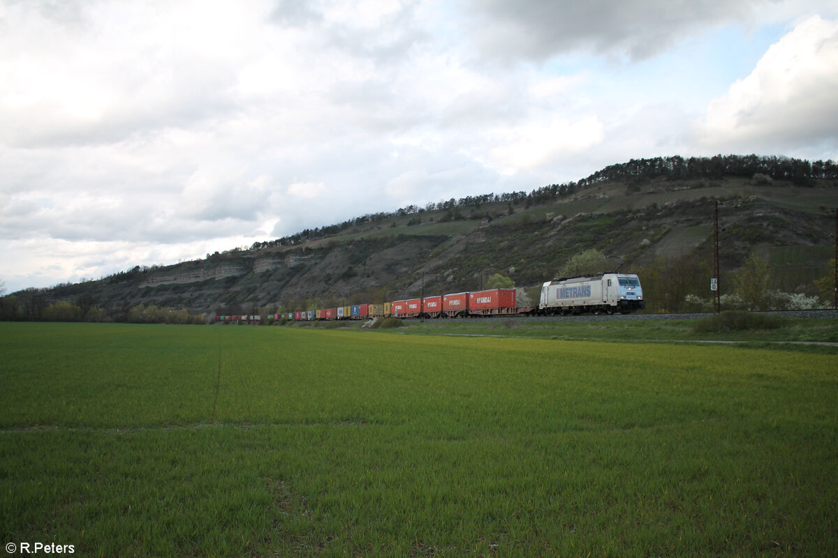 386 004-6 mit ein Containerzug gen Süden bei Thüngersheim. 28.03.24