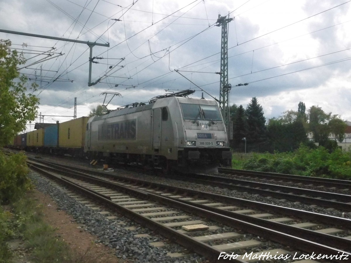 386 009 von Metrans mit einem G�terzug in Delitzsch am 15.9.15