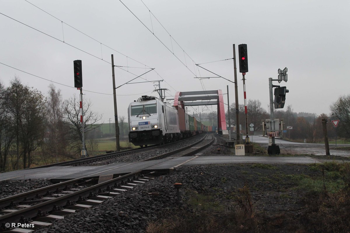 386 014-5 überquert bei Tršnice die Eger (Ohre) mit einem Elbtal-Umleiter in Richtung Cheb. 11.11.16