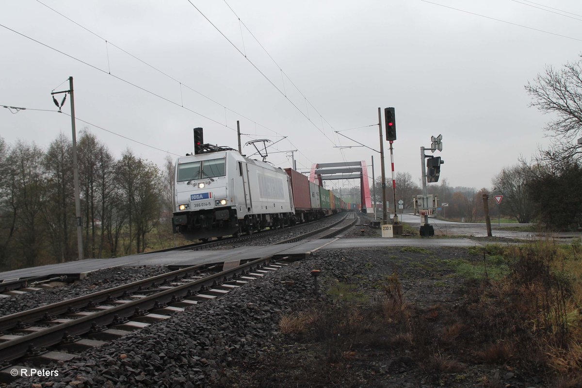 386 014-5 überquert bei Tršnice die Eger (Ohre) mit einem Elbtal-Umleiter in Richtung Cheb. 11.11.16