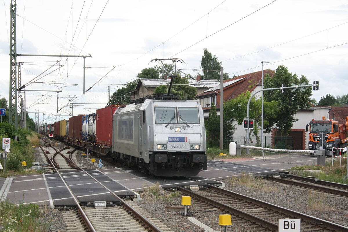 386 029 von METRANS/HHLA mit einem G�terzug bei der Durchfahrt im Bahnhof Niemberg am 5.7.21
