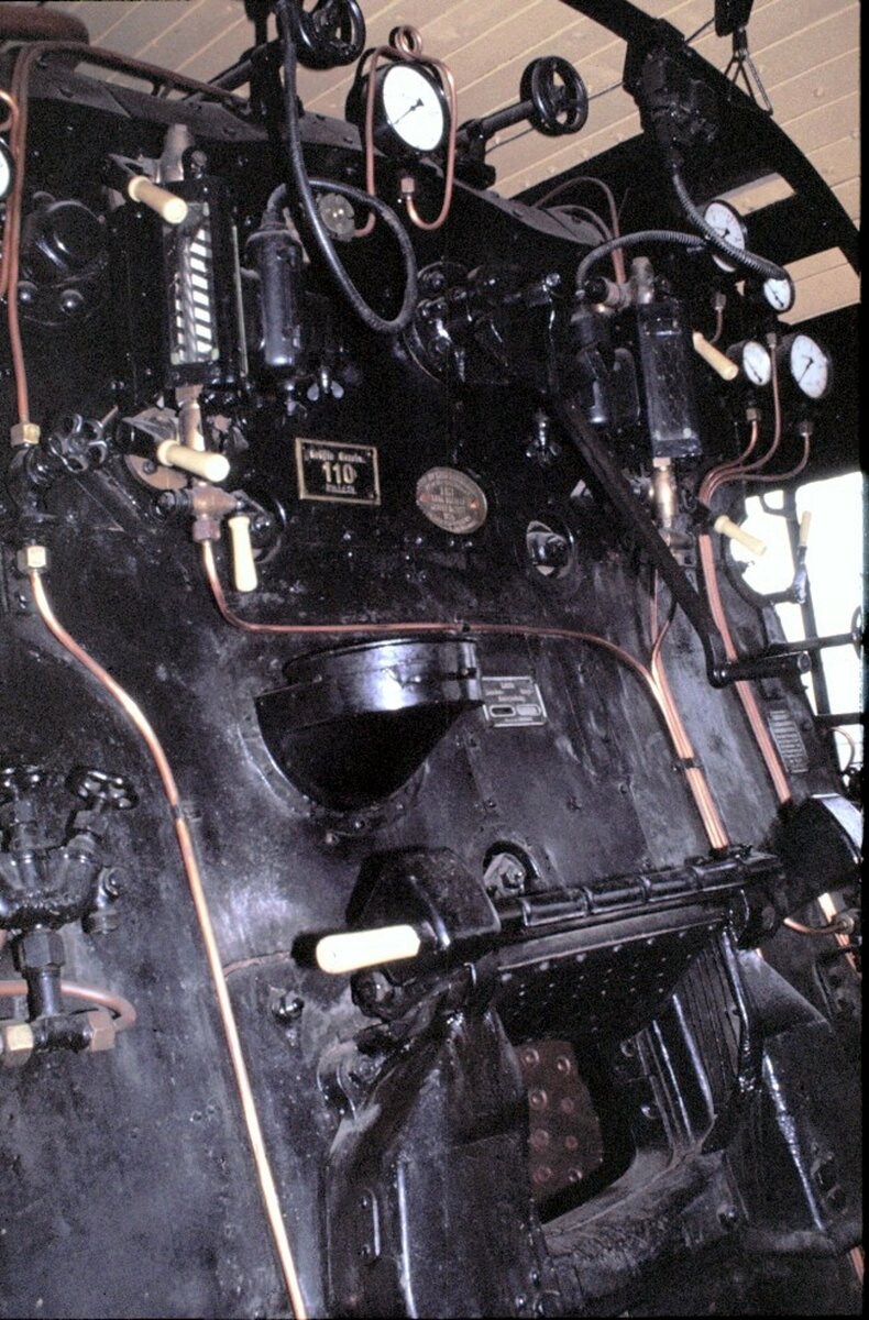 39 184 im LHB (Alstom) Werksmuseum Salzgitter-Watenstedt im Februar 1980. Amaturen am Kessel.