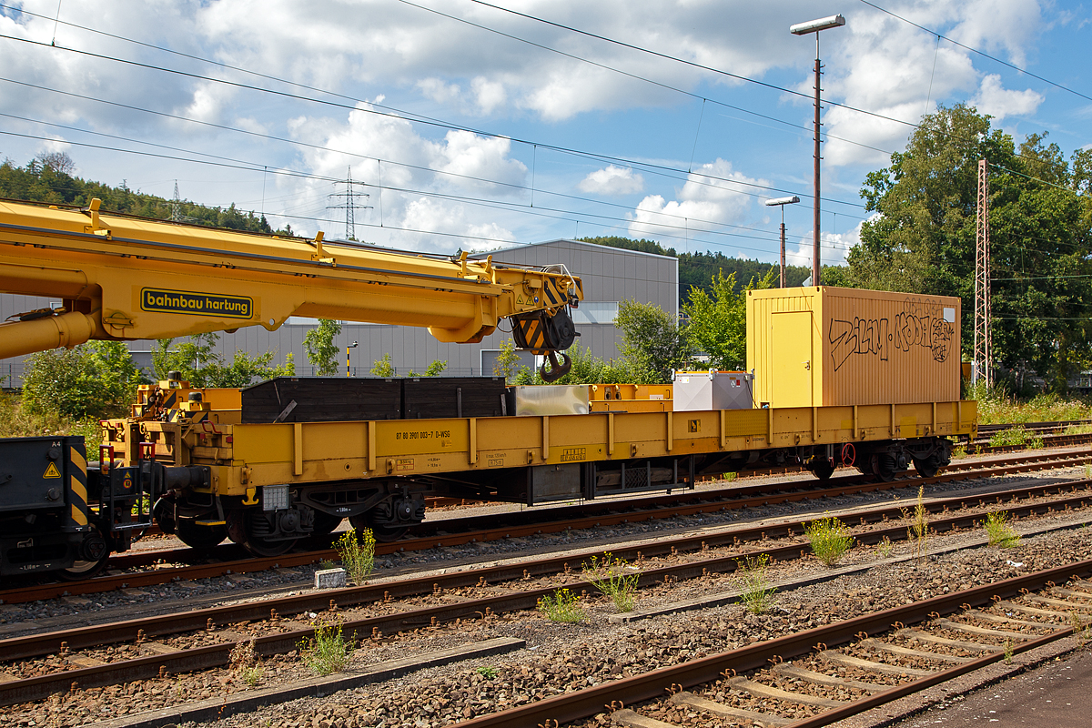 
4-achsiger (Drehgestell-) Schutzwagen 87 80 3901 003-7 D-WSG ausgeführt, hier als Schutzwagen zum125t - KIROW Gleisbauschienenkran KRC 810 T der Hartung Bau (Fulda), Schweres Nebenfahrzeug Nr. 97 82 53 512 19-5, abgestellt am 19.08.2020 in Kreuztal.

TECHNISCHE DATEN: 
Spurweite: 1.435 mm
Länge über Puffer:  19.900 mm
Drehzapfenabstand:  14.860 mm
Achsabstand im Drehgestell:  1.800 mm
Länge der Ladefläche: 18.660 mm
Höchstgeschwindigkeit:  120 km/h
Eigengewicht:  26.500 kg
Maximale Ladegewicht:  53,5 t (ab Streckenklasse C)
Kleinster bef. Gleisbogenradius:  75 m
Bremse: KE-GRA