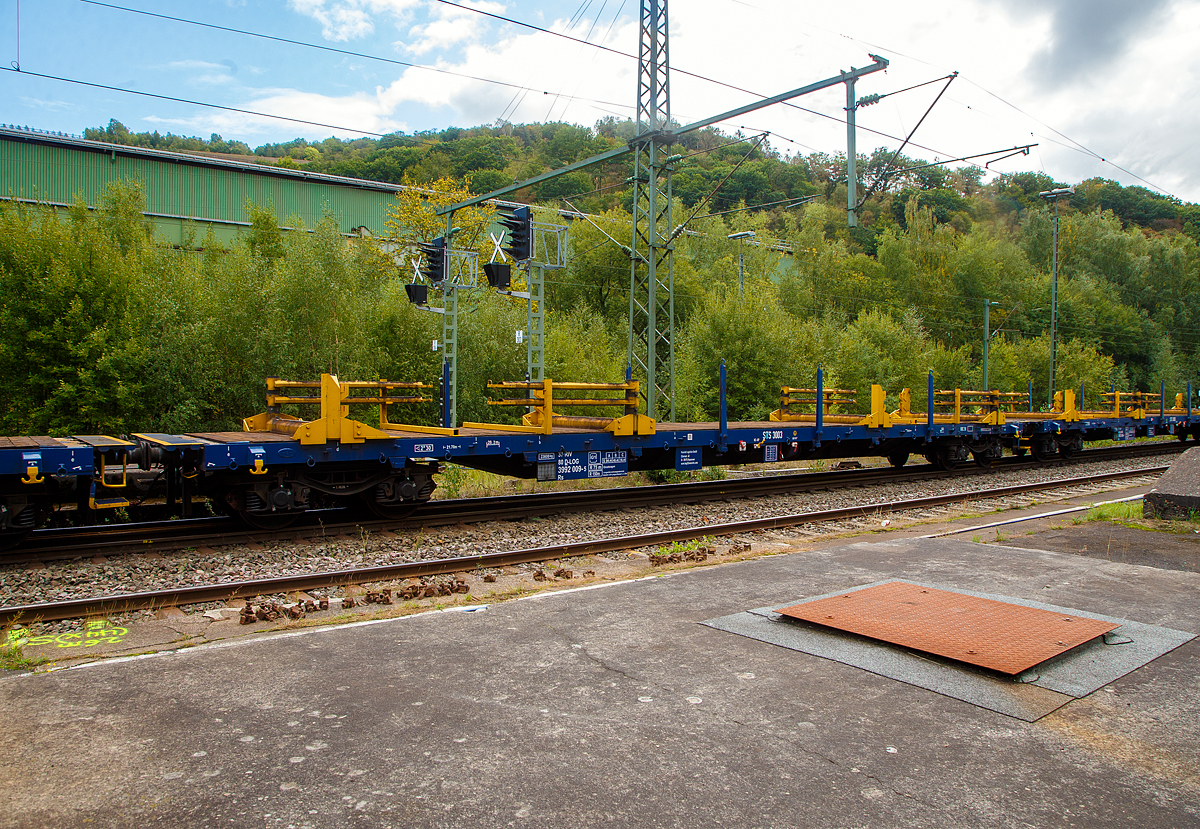 4-achsiger Drehgestell-Flachwagen, 37 80 3992 009-5, der Gattung Rs, der Vossloh Logistics GmbH, eingereiht in die Langschienentransporteinheit STS 3003, am 17.09.2022 im Bahnhof Niederschelden (geografisch eigentlich Niederschelderhütte).

TECHNISCHE DATEN (Wagen):
Spurweite: 1.435 mm
Anzahl der Achsen: 4
Länge über Puffer: 21.700 mm
Drehzapfenabstand: 16.660 mm
Achsabstand im Drehgestell: 1.800 mm
Ladelänge: 20.200 mm
Breite (zwischen den Rungen): 2.640 mm 
Höhe Fahrzeugboden über SO: 1.230 mm
Eigengewicht: 23.600 kg
Max. Ladegewicht: 56.400 kg (ab Streckenklasse C)
Höchstgeschwindigkeit: 100 km/h
Kleinster befahrbarer Gleisbogen: 75 m, beladen als Einheit 150 m 
Bremse: KE – GP (LL)
Bremssohle: IB 116
Handbremse: nein
Fahrzeugumgrenzungslinie: Lichtraumprofil G1