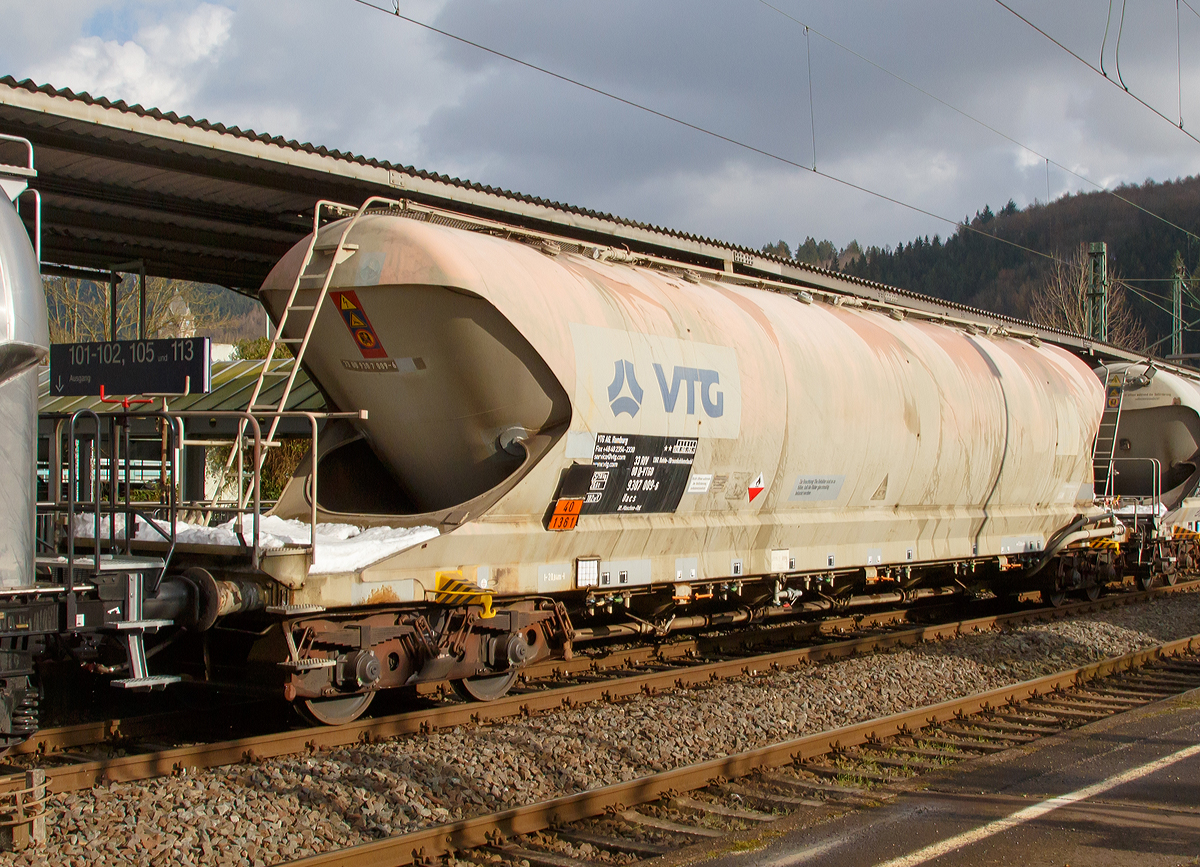 4-achsiger Drehgestell-Staubgutwagen (128 m Silowaggon) 33 RIV 80 D-VTGD 9307 009-6 Gattung Uacs, der VTG AG (Hamburg) am 31.01.2015 bei der Zugdurchfahrt in Betzdorf/Sieg. 

Die Gefahrguttafel (Gefahrgutnummer 40 / 1361) aber auch die Aufschrift sagen aus das hier Braunkohlestaub transportiert wird.

TECHNISCHE DATEN:
Gattung:  Uacs
Spurweite: 1.435 mm
Lnge ber Puffer : 20.840 mm
Drehzapfenabstand:  15.800 mm
Achsabstand im Drehgestell: 1.800 mm
Hchstgeschwindigkeit: 100 km/h (120 km/h leer)
zul. Gesamtgewicht:  80,00 t
Eigengewicht:  25.500 kg
Nutzlast:  54,5 t
Kleinster bef. Halbmesser:  70 m
Gesamtvolumen: 102 m
Betriebsdruck: 2,50 bar / -0,05 bar
Prfdruck:  3,25 bar
Tankcode:  SGAN