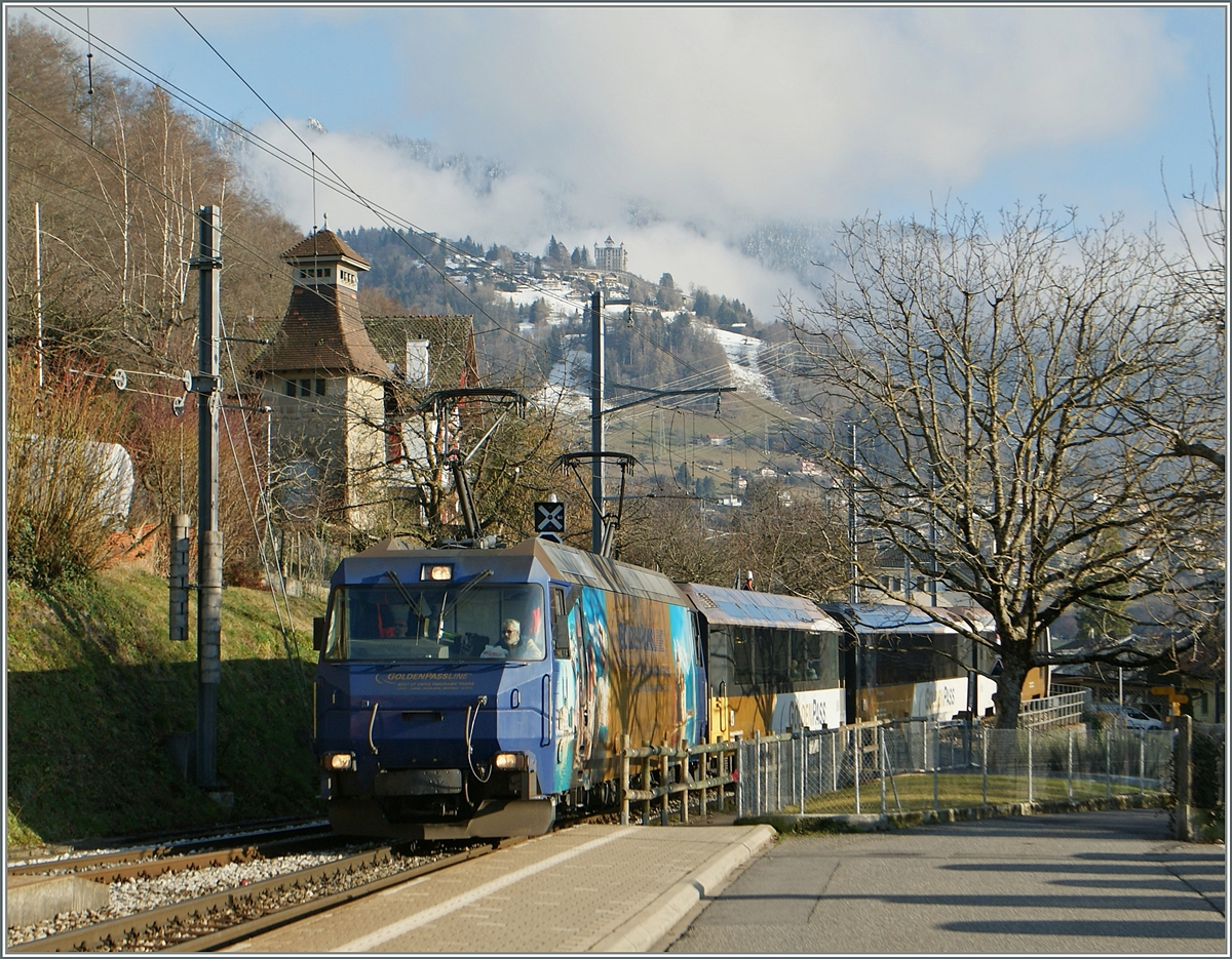 40 Jahre MOB Panoramic Express: Heute heissen die Panoramic-Züge bei der MOB GoldenPass und weisen darauf hin, dass Strecke in Zweisimmen nicht zu Ende ist, sondern auf der GoldenPass Line via Brünig (und mit Umsteigen) bis nach Luzern gefahren werden kann.
hier erreicht ein Goldenpass Panoramic Chernex.
17. Feb. 2014
