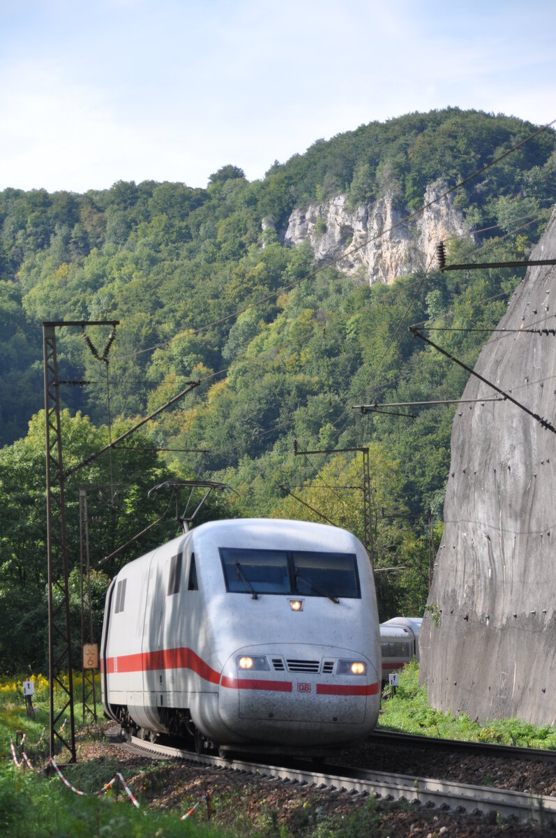 401 002-1 ICE 1 auf der Geislinger Steige in der Kurve am Galgenbergfelsen am 12.09.2010.