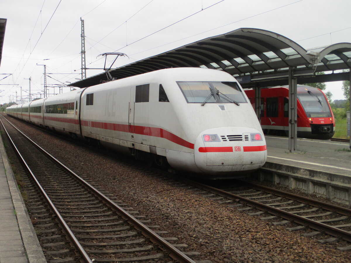 401 017,als ICE Greifswald-K�ln,am 03.Juli 2026,in Velgast.Auf Gleis 3 640 001 als RB Barth-Stralsund.