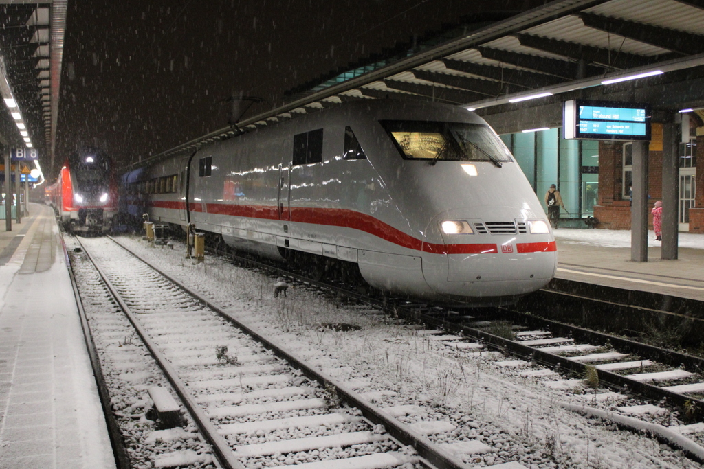 401 089-8 als ICE 1074(Hamburg-Altona-Stralsund)kurz vor der Ausfahrt im Rostocker Hbf.10.12.2021