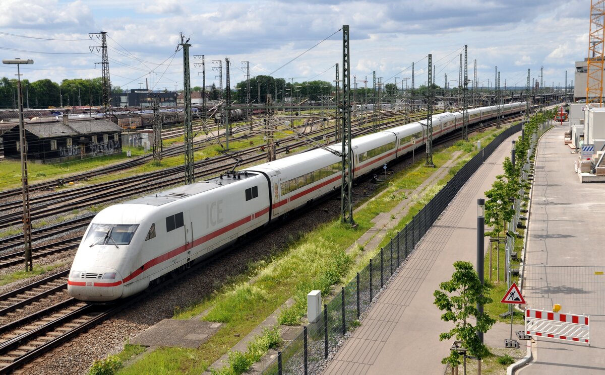 401 514-5 ICE 1 in Augsburg am 28.05.2022 von der Gögginger Brücke. Es gibt nur wenige Stellen, einen ICE 1 in voller Länge auf ein Foto zu bekommen. Von der Gögginger Brücke ist dies möglich. Gleichzeitig wird mit diesem Foto die Ruhe und ausgedünnte Zugdichte aufgrund von Baustellen und Umleitungen dokumentiert.