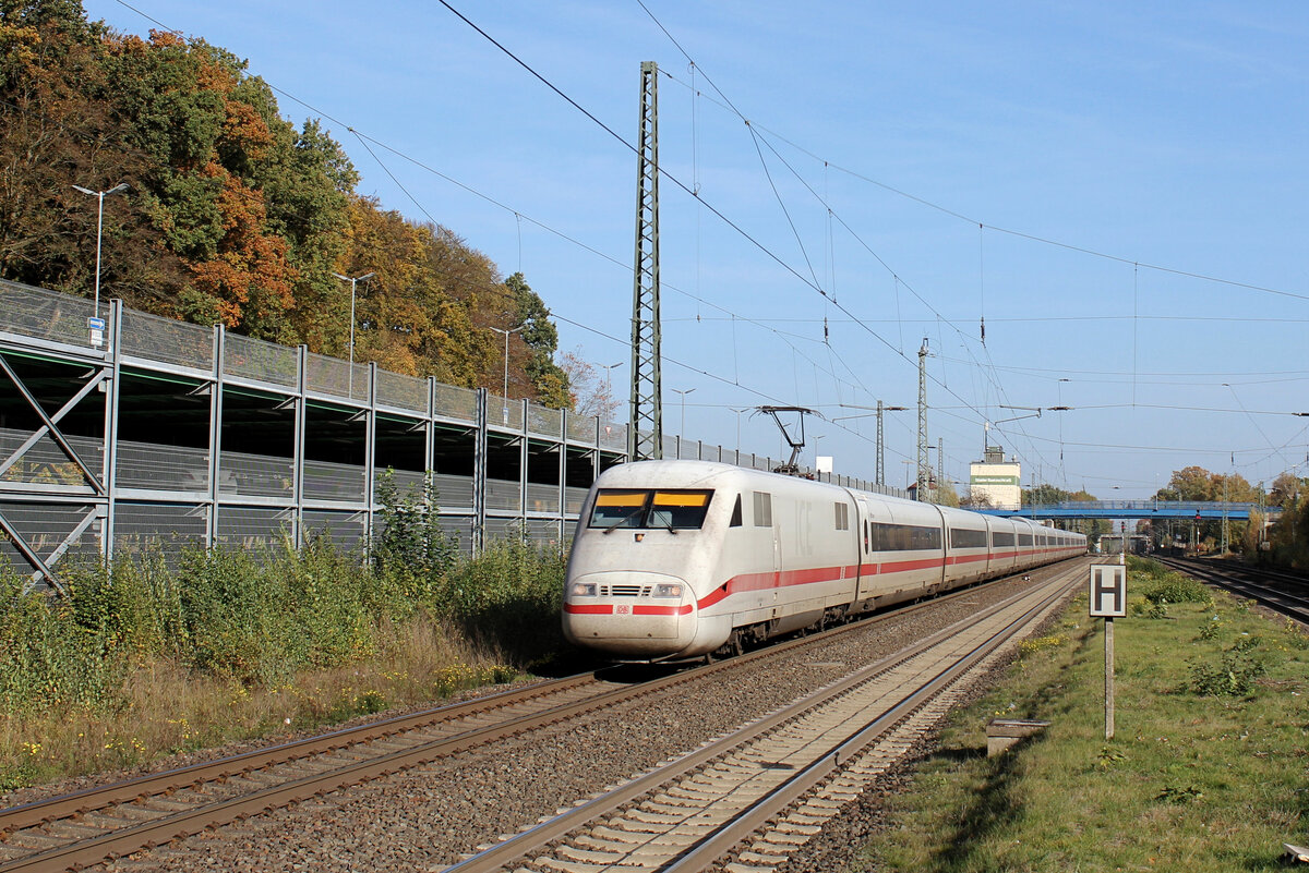 401 569-9 kommt aus Hamburg angerauscht. Tostedt, 30.10.2022.