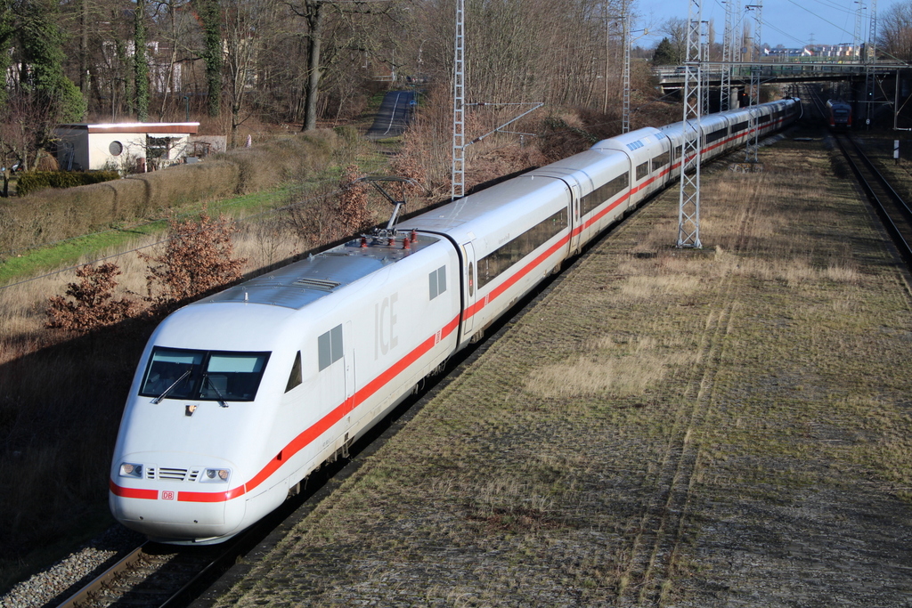401 582-2 ICE 758(Binz-Köln)bei der Durchfahrt am 05.02.2022 in Rostock-Kassebohm 