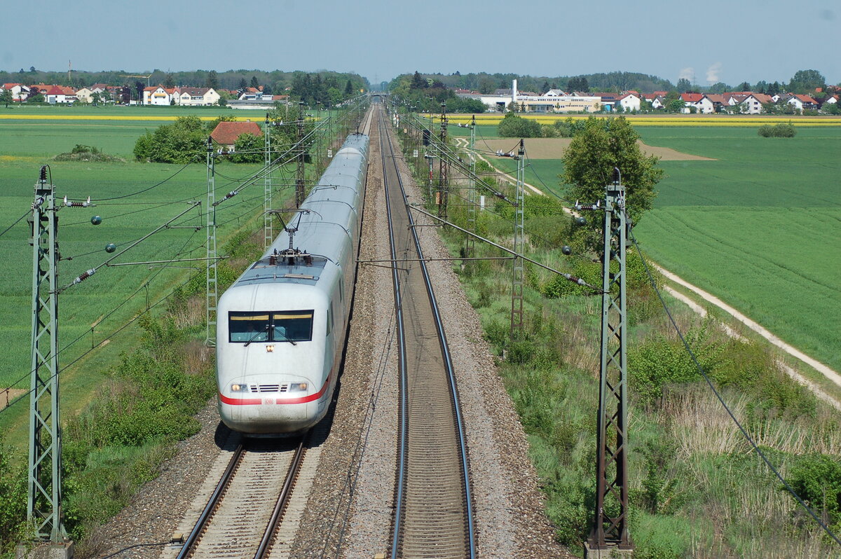 401; ICE 1 in Neu-Ulm Pfuhl am 07.05.2009. Am Horizont rechts kann man den Dampf der beiden Kühltürme des Atomkraftwerks Gundremmingen sehen.