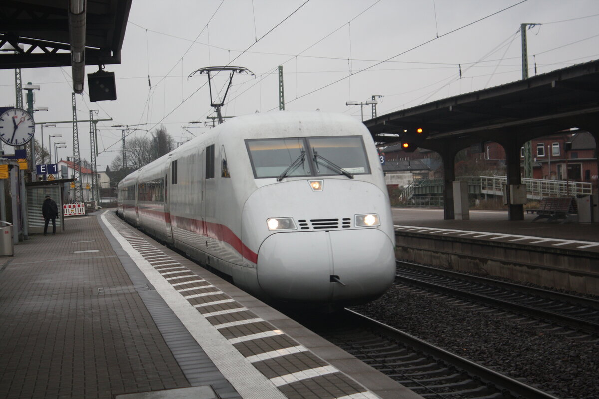 401 XXX bei der Durchfahrt im Bahnhof L�neburg am 4.1.22