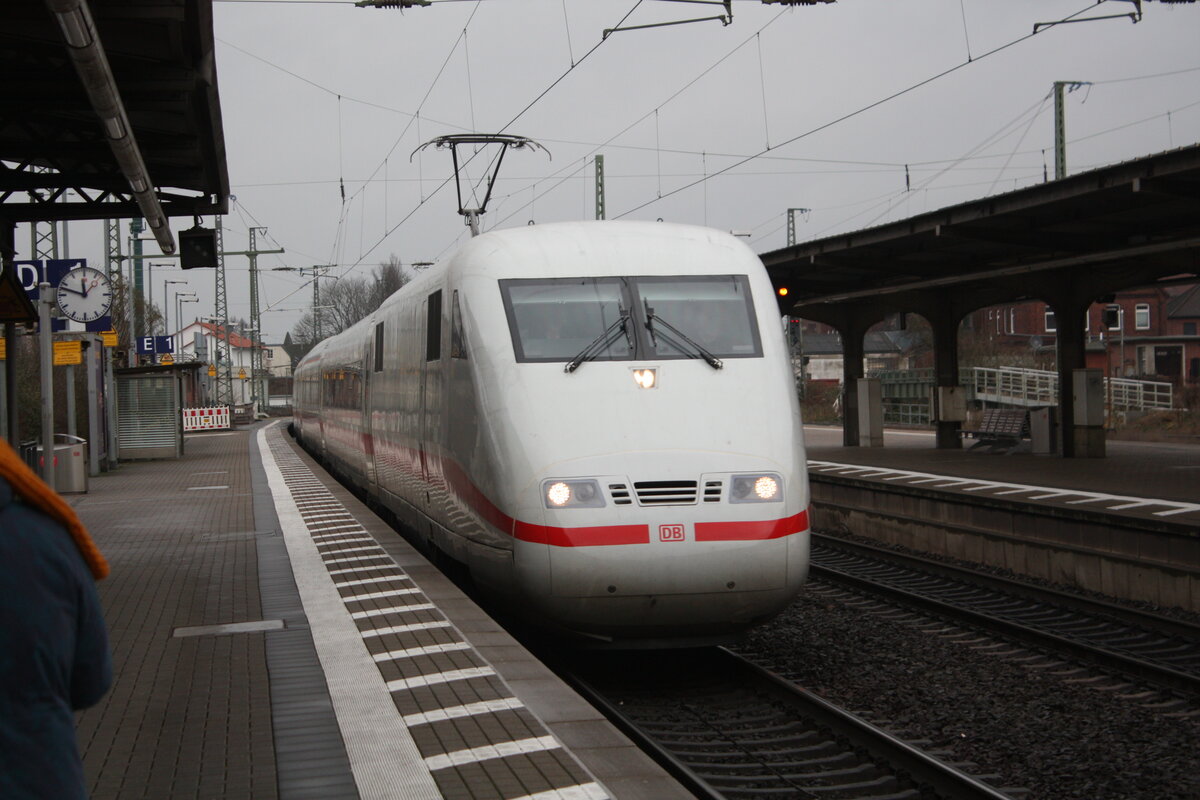 401 xxx bei der Einfahrt in den Bahnhof L�neburg am 4.1.22