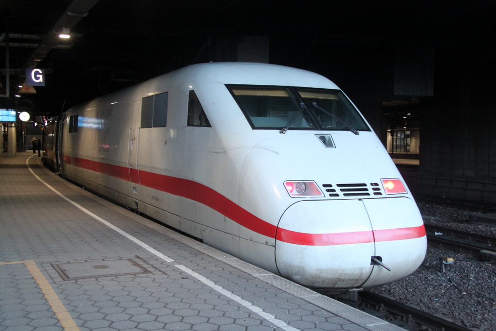402 024-4 stand als ICE 585(Lbeck-Mnchen)im Hamburger Hbf ab Hannover ging es denn mit ICE 535(Oldenburg(Oldb)-Mnchen)zusammen weiter als Vollzug.17.01.2015