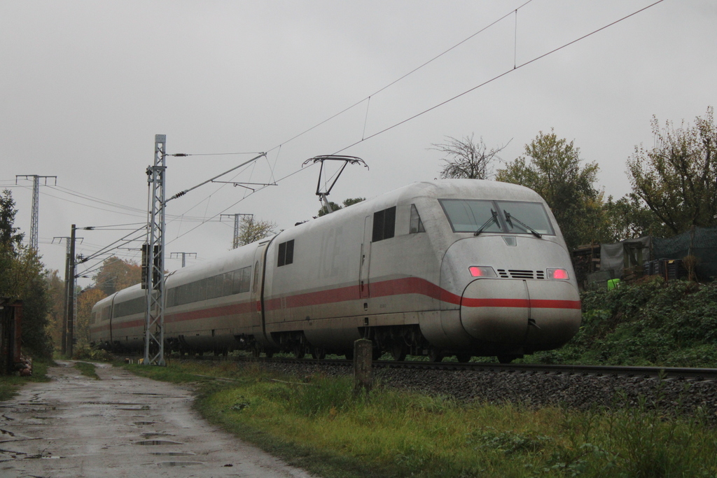402 040 als ICE 1046 von Ostseebad Binz nach Berlin Südkreuz in der Güterumgehung unweit vom Rostocker Hbf.31.10.2023