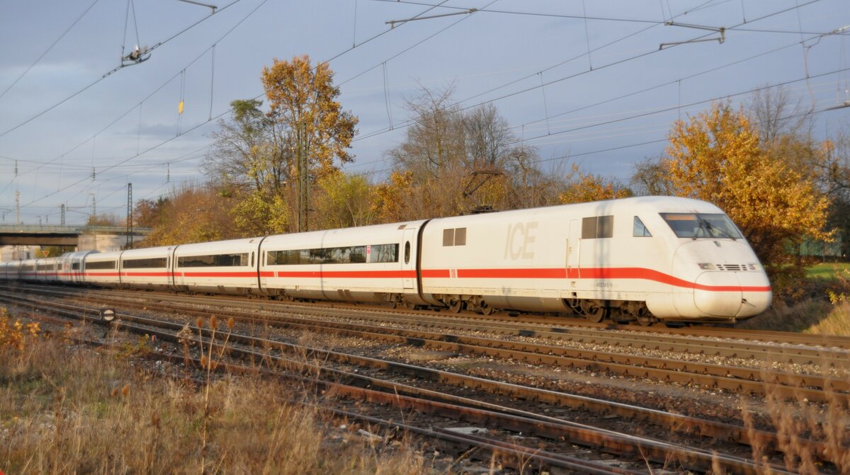 402 045-9 der sichtbare Triebkopf mit Schlußlicht und vorn führend 401 079-0 bei Beimerstetten am 08.11.2009.