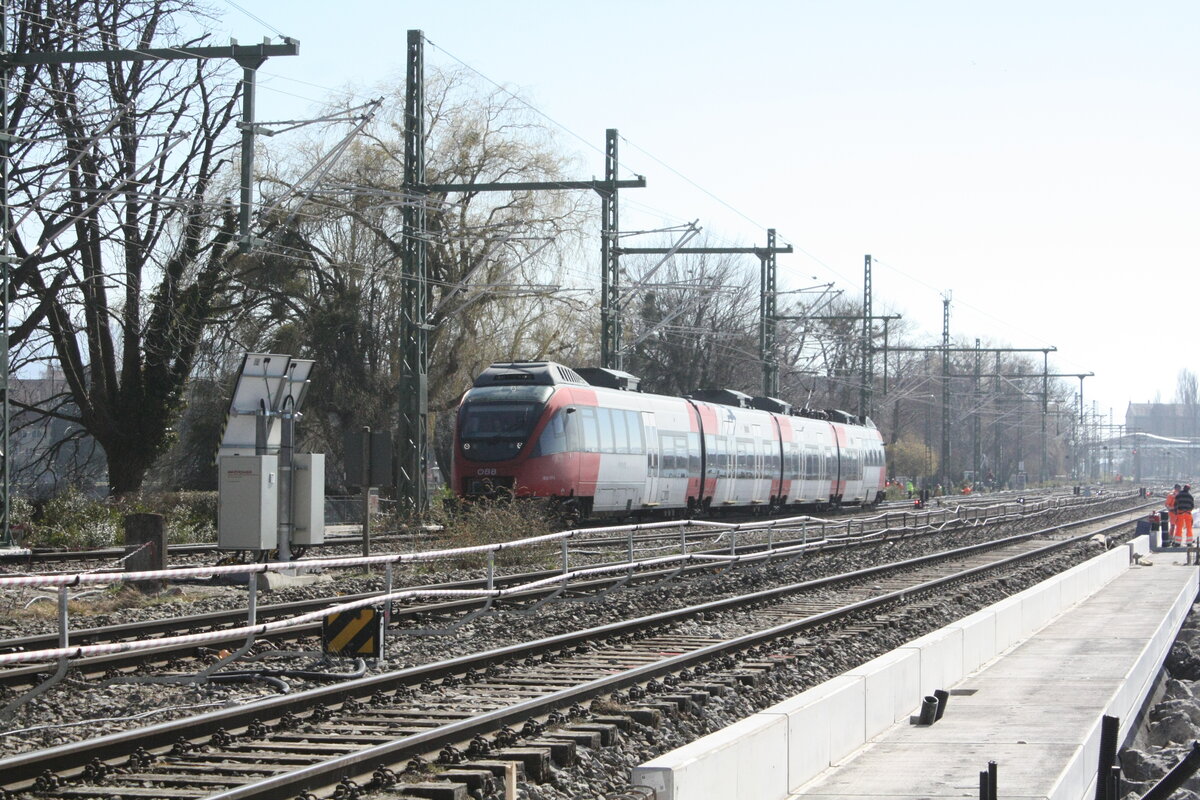 4024 017 von Lindau Insel (ehemals Lindau Hbf) kommend mit ziel Schruns bei der durchfahrt am Bahn�bergang Aeschacher Ufer am 24.3.21