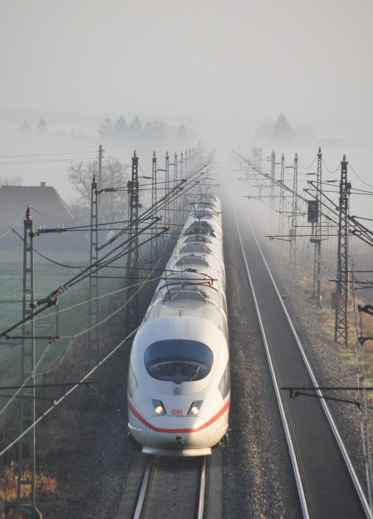 403 kommt aus dem Morgendunst und fährt im Bereich Neu-Ulm Pfuhl in Richtung Ulm am 21.11.2009.