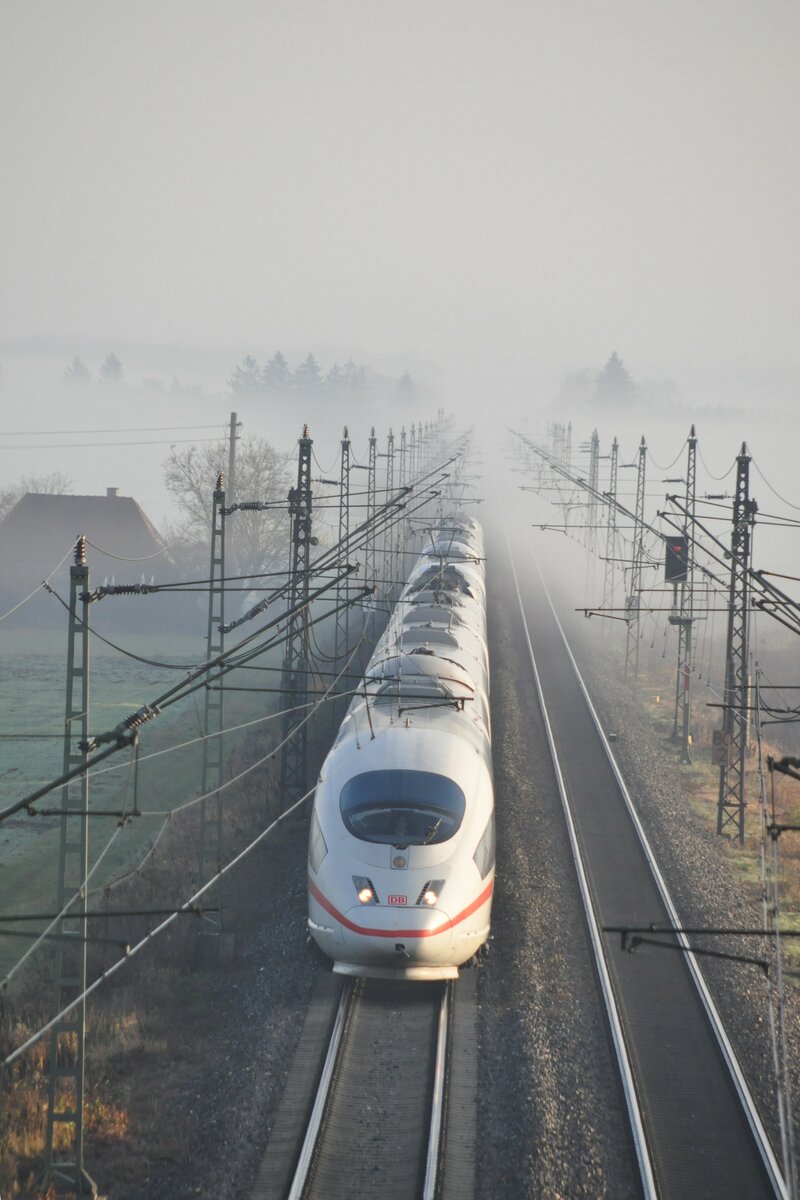 403 im Morgendunst bei Neu-Ulm Pfuhl am 21.11.2009.