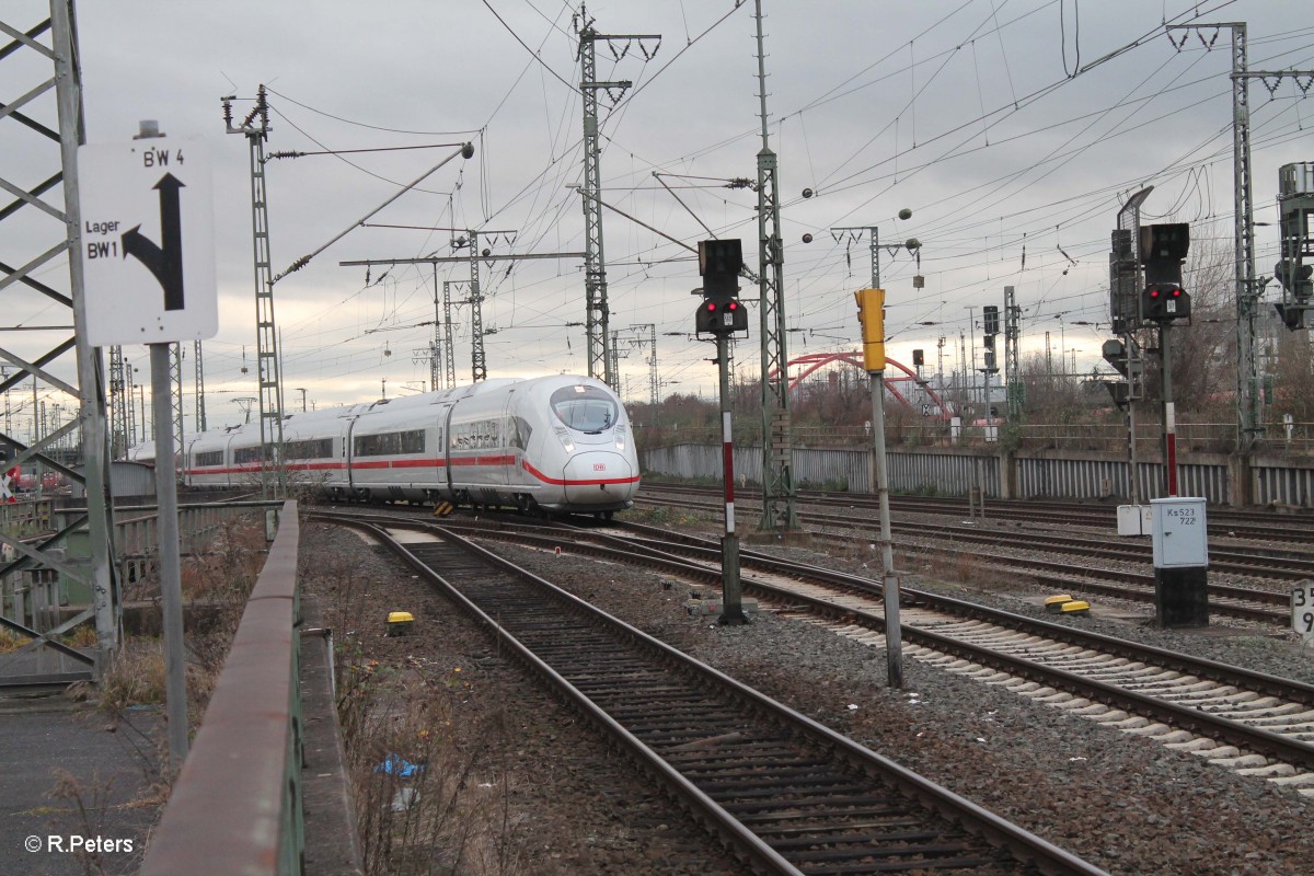 407 004 kommt aus der Abstellgruppe und rollt in Richtung Frankfurt/Main HBF. 23.12.14