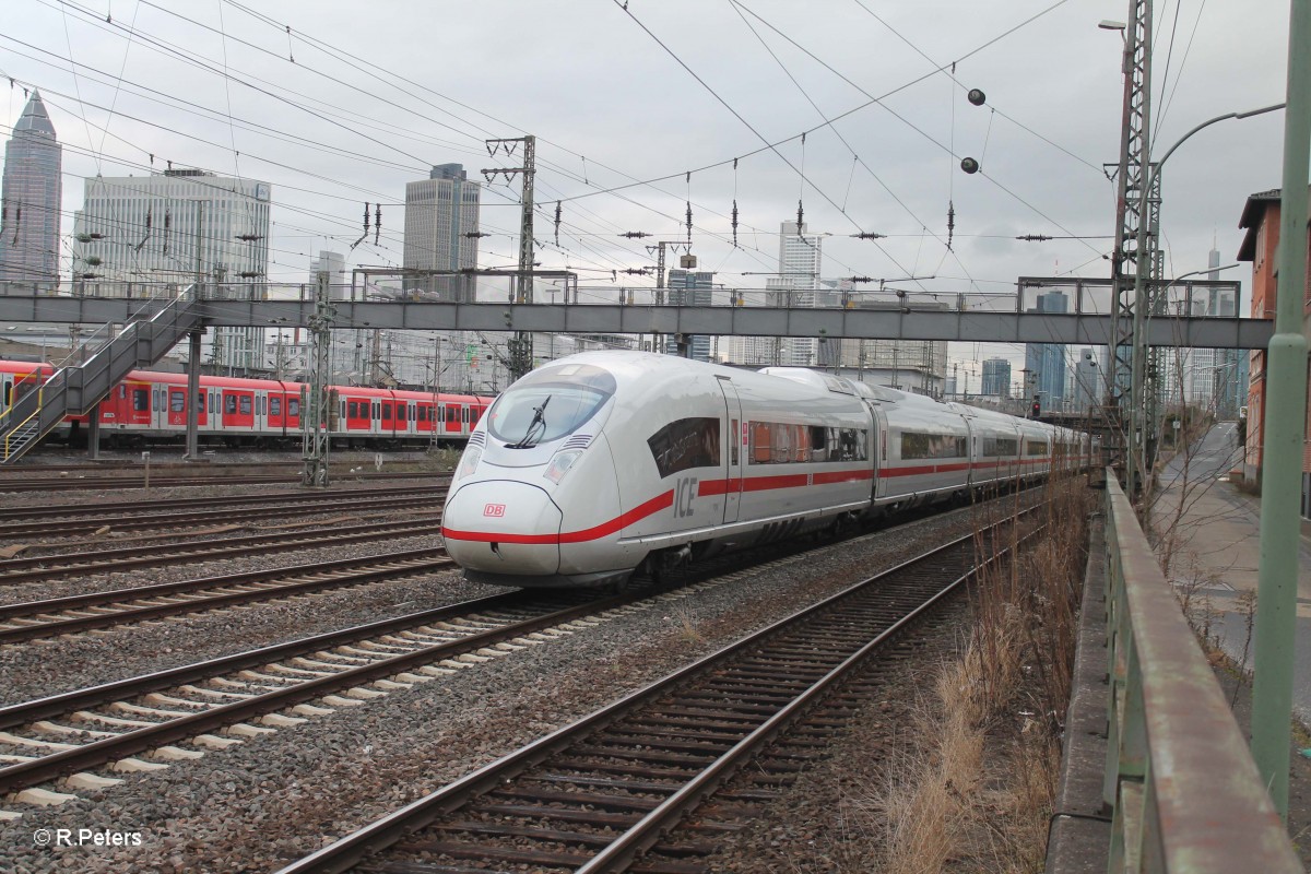 407 004 kommt aus der Abstellgruppe und rollt in Richtung Frankfurt/Main HBF. 23.12.14