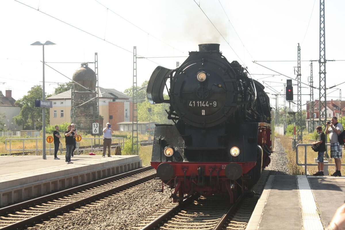 41 1144 mit dem Querfurt-Express bei der Einfahrt in den Bahnhof Merseburg Hbf am 14.8.21
