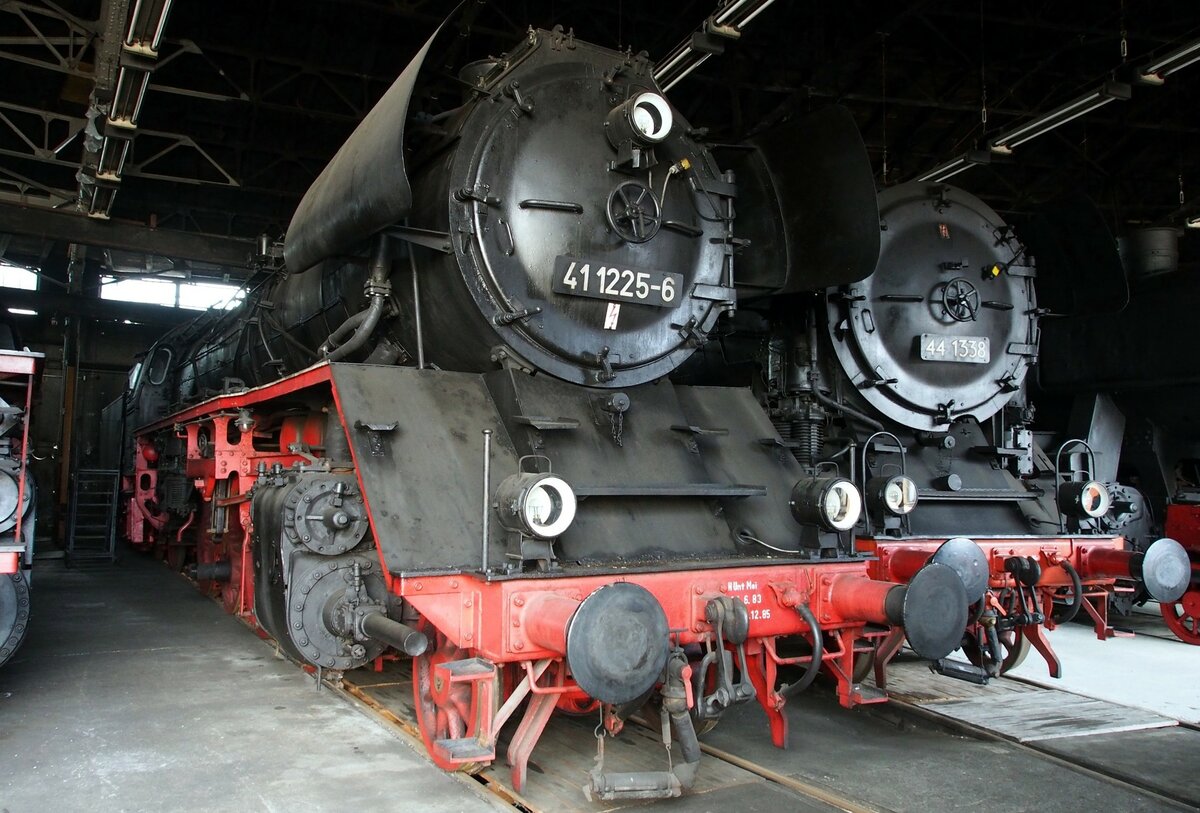 41 1225-6 und 44 1338 im Sächsischen Eisenbahnmuseum Chemnitz am 19.04.2017.