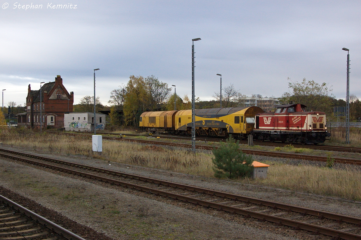 410 01 (211 323-1) evb - Eisenbahnen and Verkehrsbetriebe Elbe-Weser GmbH hatte sich in Rathenow den abgestellten Schienenschleifzug geholt und fuhr dann etwas spter mit dem Schleifzug in Richtung Stendal raus. 07.11.2013