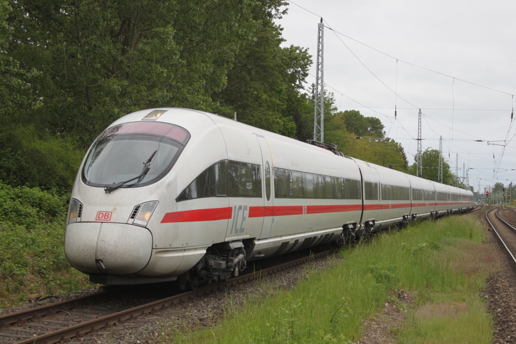 411 004-5 als ICE 1727 von Warnemünde nach München Ost bei der Durchfahrt am 25.05.2019 um 10:23 Uhr in Rostock-Bramow.