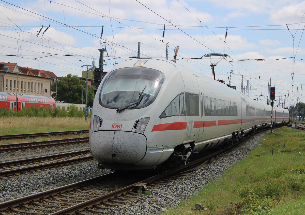411 068-0 als ICE 1037(Binz-K�ln)bei der Einfahrt im Rostocker Hbf.24.07.2026