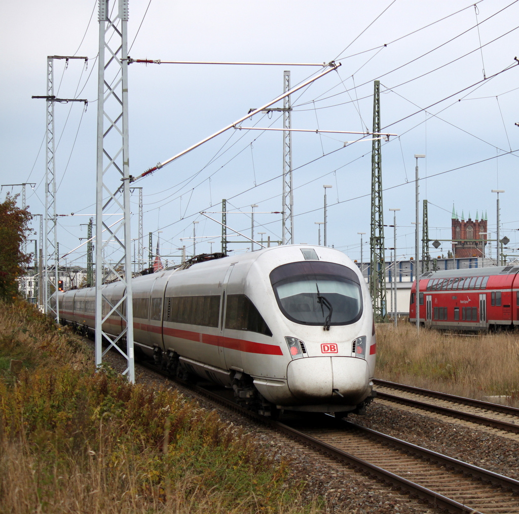 411 082-1  Mainz als ICE 1704 von Leipzig Hbf nach  Warnemnde bei der Einfahrt im Rostocker Hbf.19.10.2013