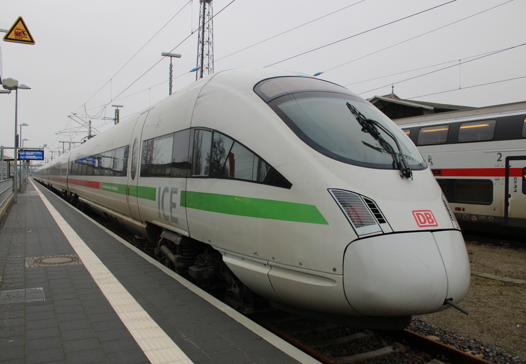 411 525-9 stand als ICE 2239(Warnemünde-Leipzig)am 15.12.2023 in Warnemünde.