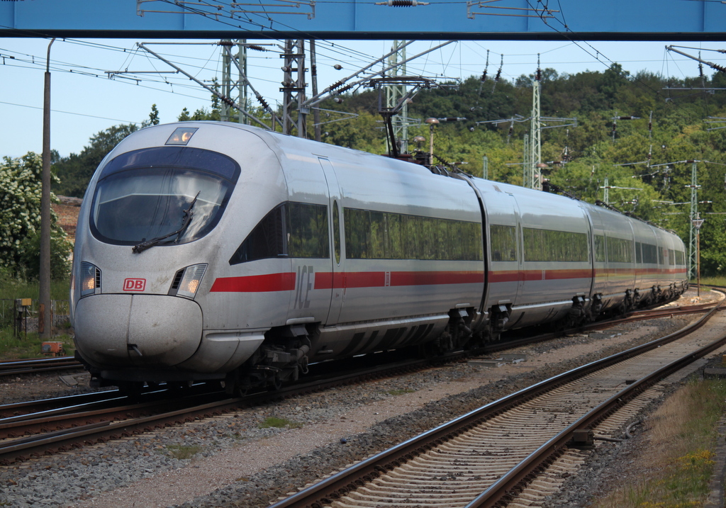 411 527-5 als ICE 1715 von Ostseebad Binz nach Mnchen Hbf bei der Einfahrt im Bahnhof Bergen auf Rgen.14.06.2014