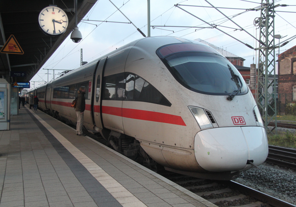 411 566-3 stand am 14.12.2014 als ICE 1611 von Warnemnde nach Mnchen Hbf im Rostocker Hbf bereit.