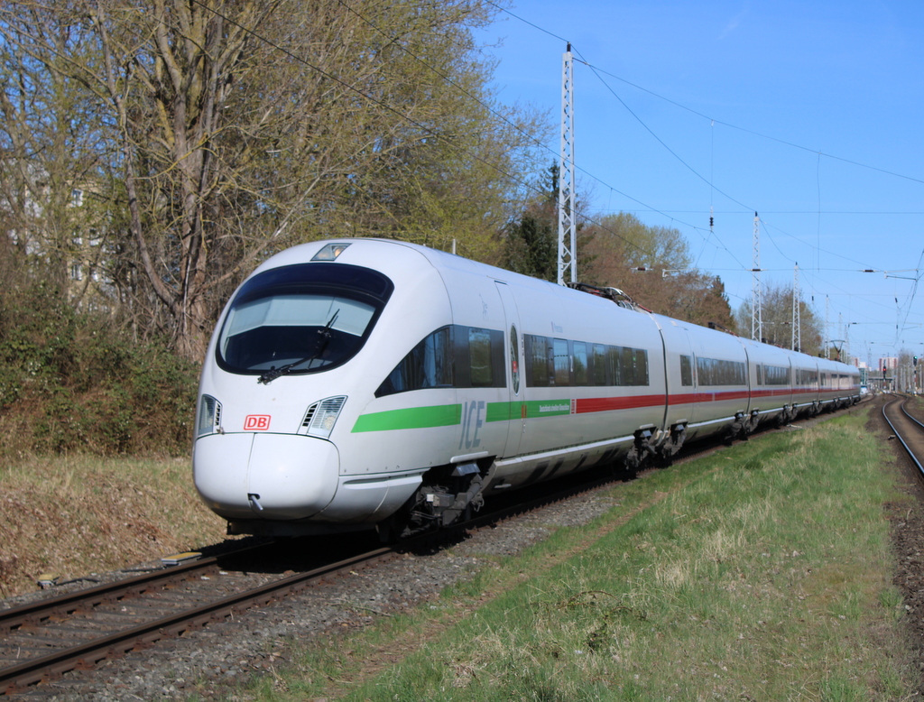 411 570 als ICE 1630 von Warnemünde nach Berlin Hbf(Tief) bei der Durchfahrt in Rostock-Bramow.16.04.2022