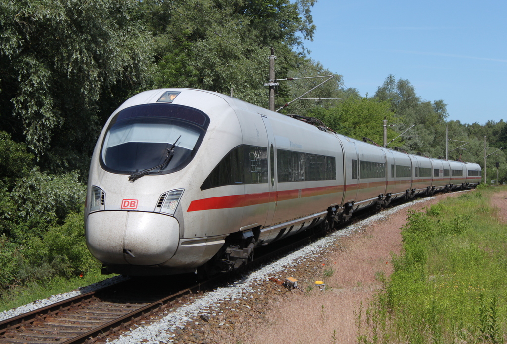 411 575-4 als ICE 1727 von Warnemünde nach München Ost bei der Durchfahrt in Rostock-Evershagen.16.06.2019
